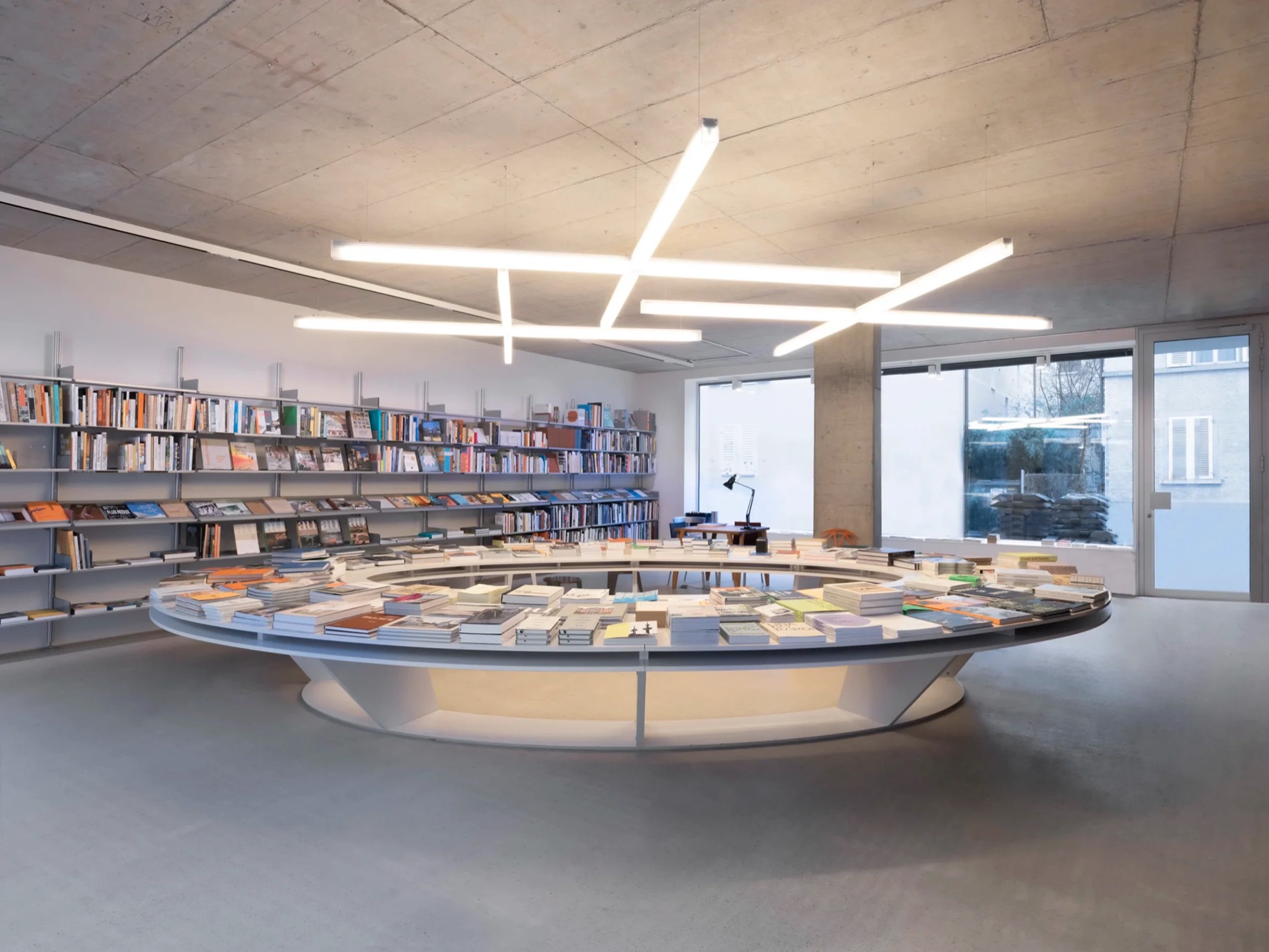 Der runde Büchertisch im Laden Hochparterre