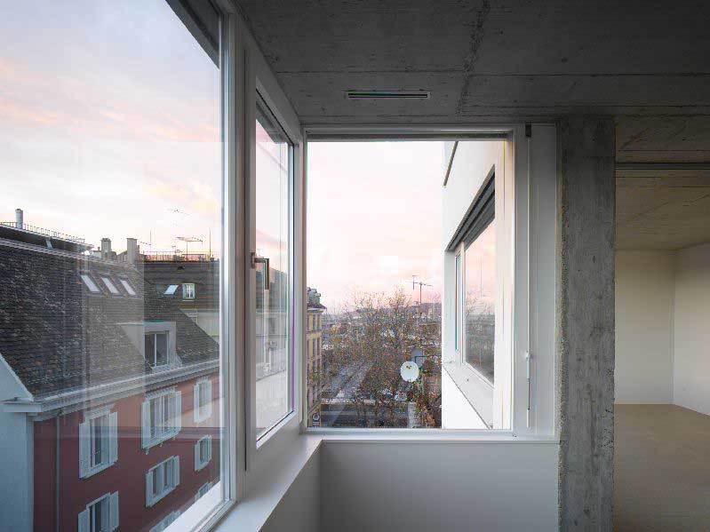 Eckfenster am Abend, Blick über die Dächer