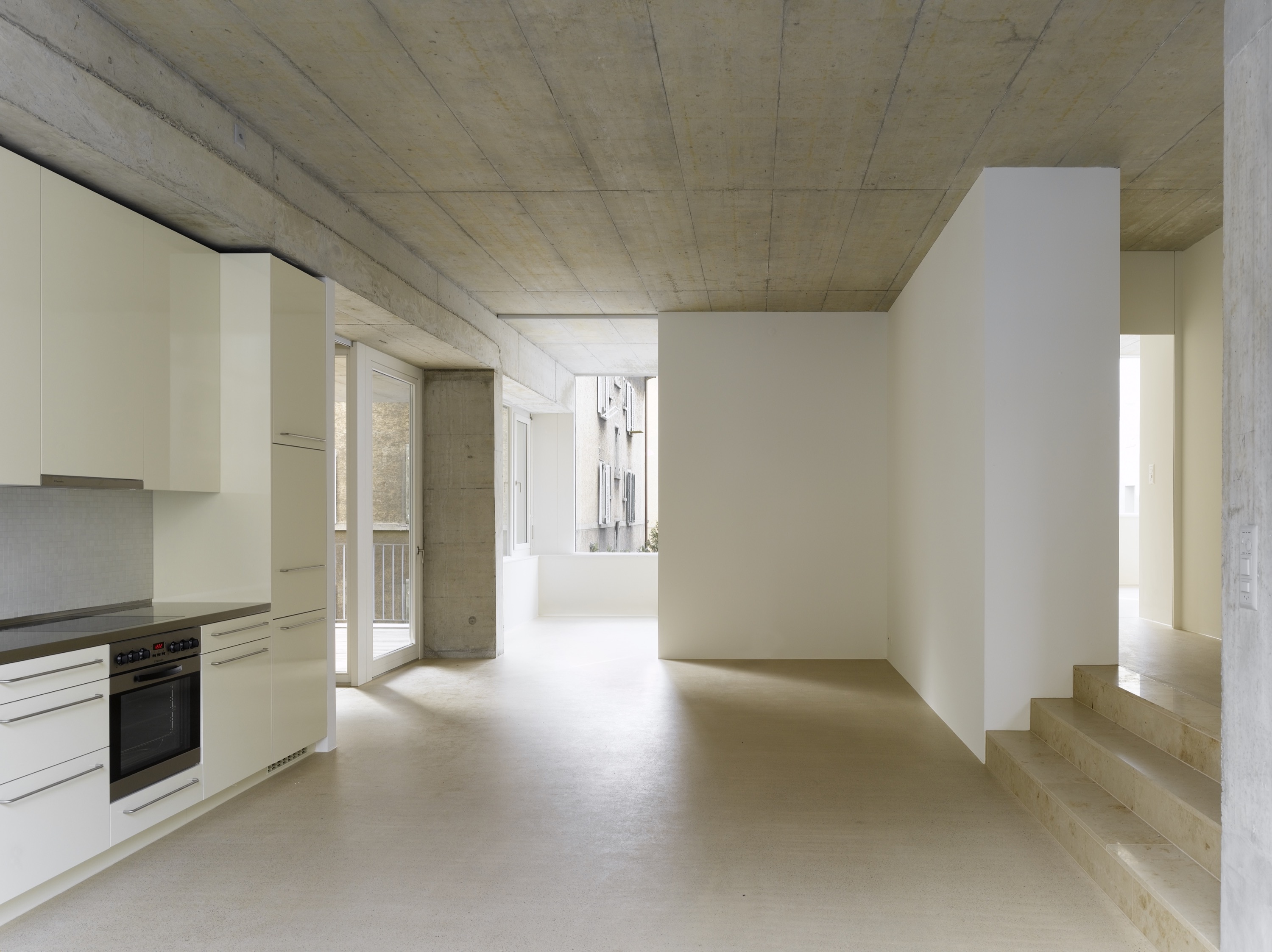 Leere Wohnung mit Küchenzeile, Loggia und Höhensprung